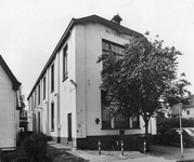 837754 Gezicht op de voormalige Nutstekenschool (Burgemeester Penstraat 4-6) te Baarn.